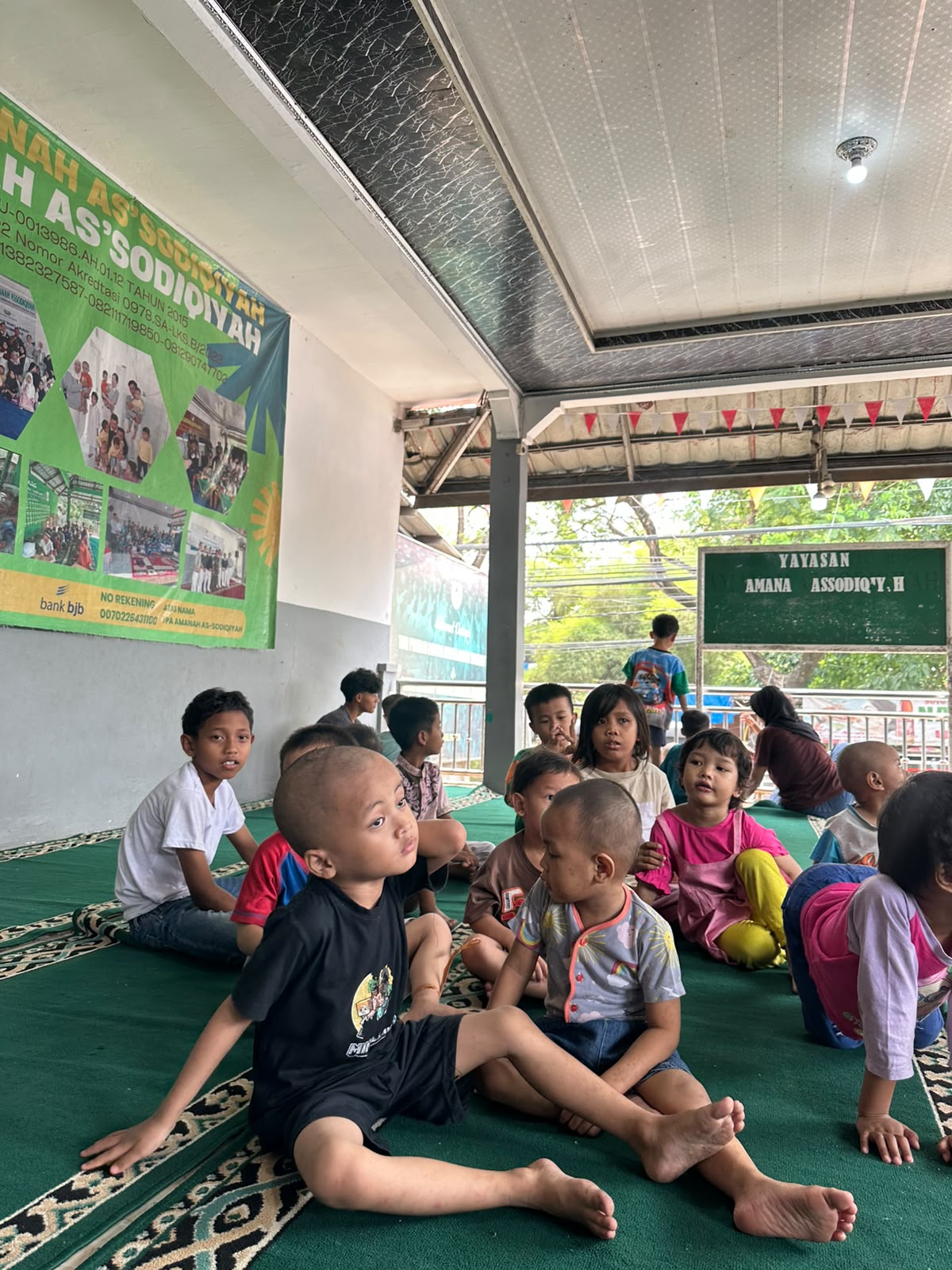 Anak-anak panti berkumpul bersama