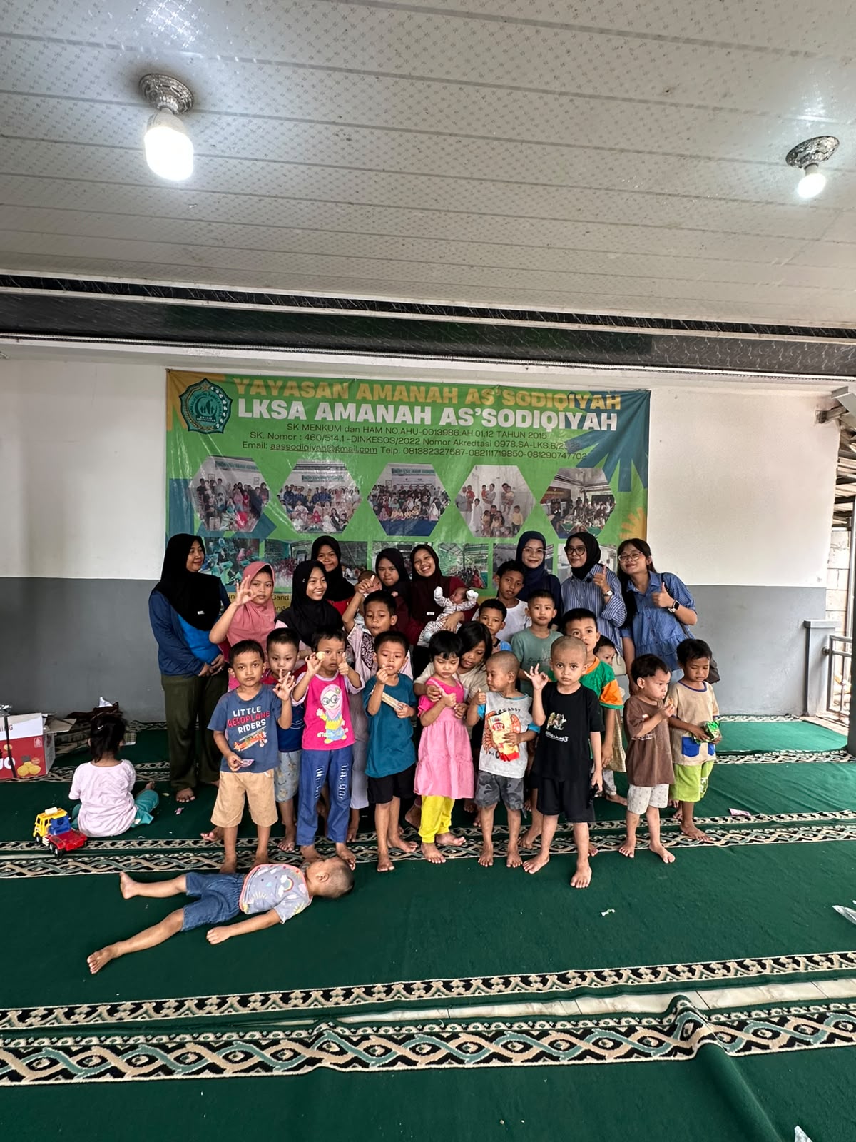Foto bersama tim dengan anak-anak panti asuhan