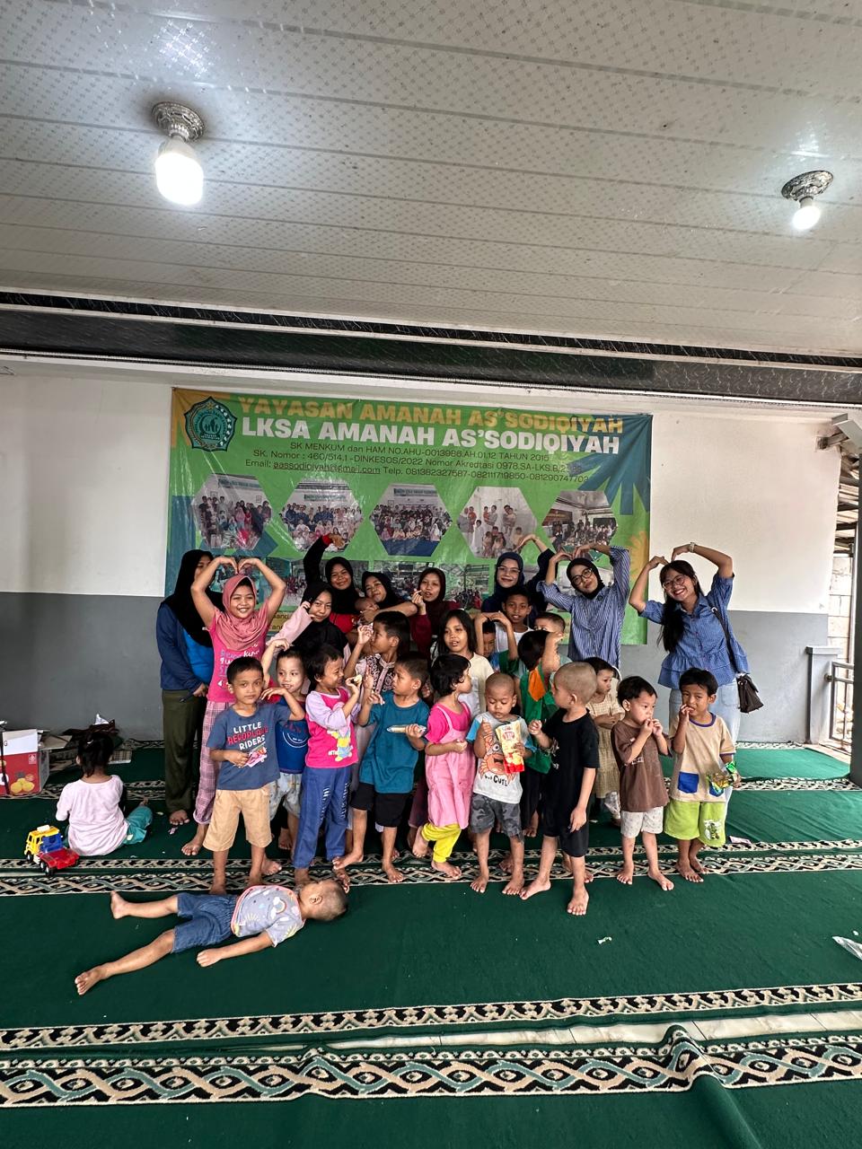 Foto bersama dengan pose love sign